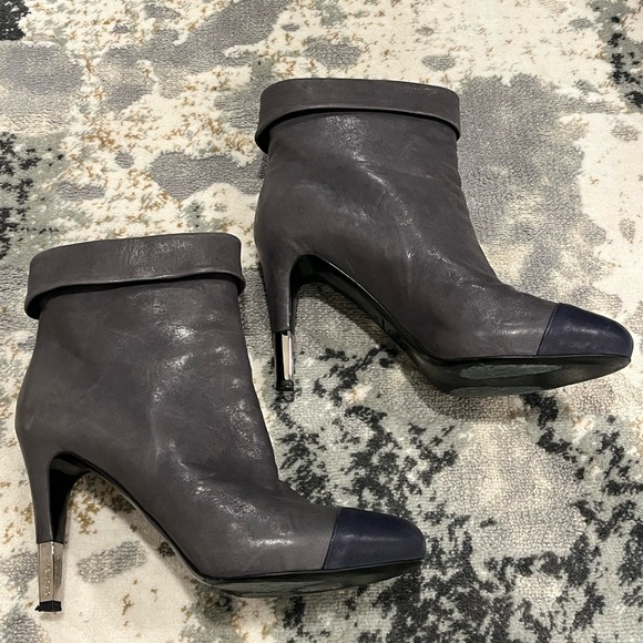 CHANEL 39 C GREY LEATHER BLUE CAP TOE BOOTIE HIDDEN PLATFORM ANKLE BOOTS - Picture 2 of 12